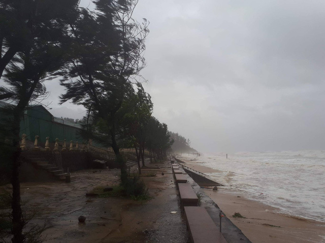 Toàn cảnh bão số 10 tàn phá miền Trung, Hà Tĩnh - Quảng Bình thiệt hại nặng nề - Ảnh 32