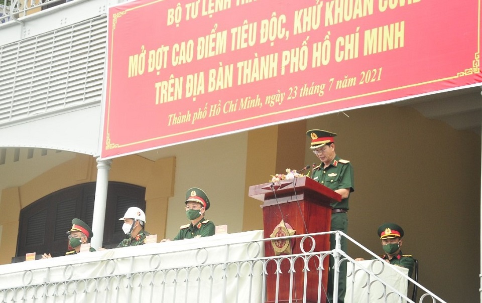 Bộ Tư lệnh TP Hồ Chí Minh tiến hành tiêu độc, khử khuẩn Covid-19 trên diện rộng - Ảnh 1
