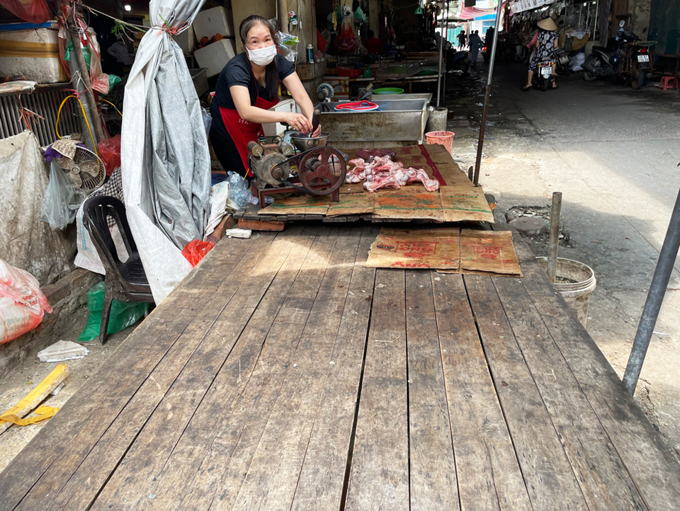 Hà Đông: Thực phẩm “cháy hàng” ở chợ dân sinh - Ảnh 1