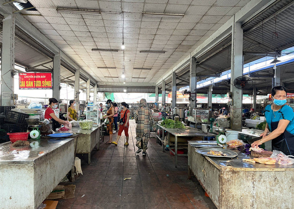 Hà Đông: Thực phẩm “cháy hàng” ở chợ dân sinh - Ảnh 2