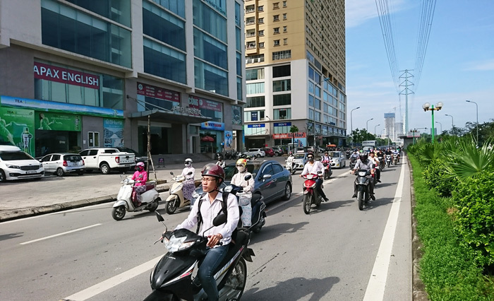 Hà Đông, vẫn nhiều người vi phạm quy định về giao thông - Ảnh 2