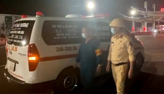 Quảng Ninh: Thuê xe cứu thương, giả bệnh nhân nhằm qua mặt lực lượng chức năng - Ảnh 1