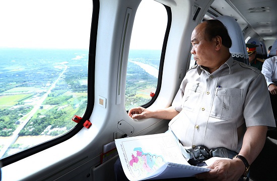 Thủ tướng thị sát vùng Đồng bằng sông Cửu Long bằng trực thăng - Ảnh 1