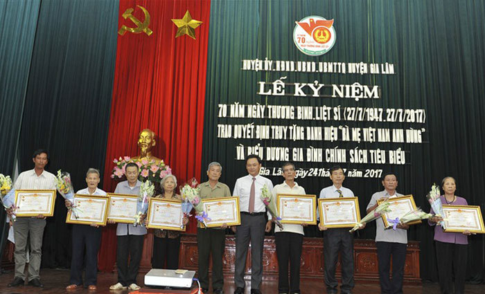 Huyện Gia Lâm: Trao tặng danh hiệu “Mẹ Việt Nam Anh hùng”, biểu dương gia đình chính sách tiêu biểu - Ảnh 1