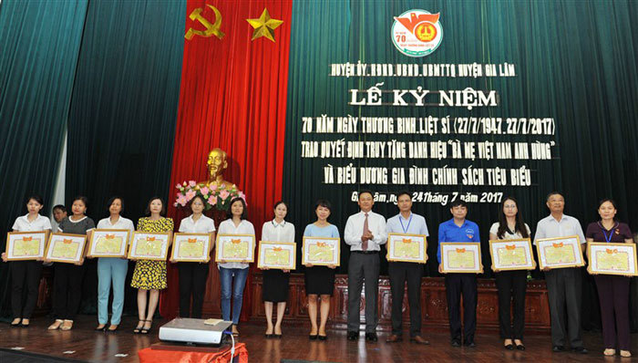Huyện Gia Lâm: Trao tặng danh hiệu “Mẹ Việt Nam Anh hùng”, biểu dương gia đình chính sách tiêu biểu - Ảnh 3