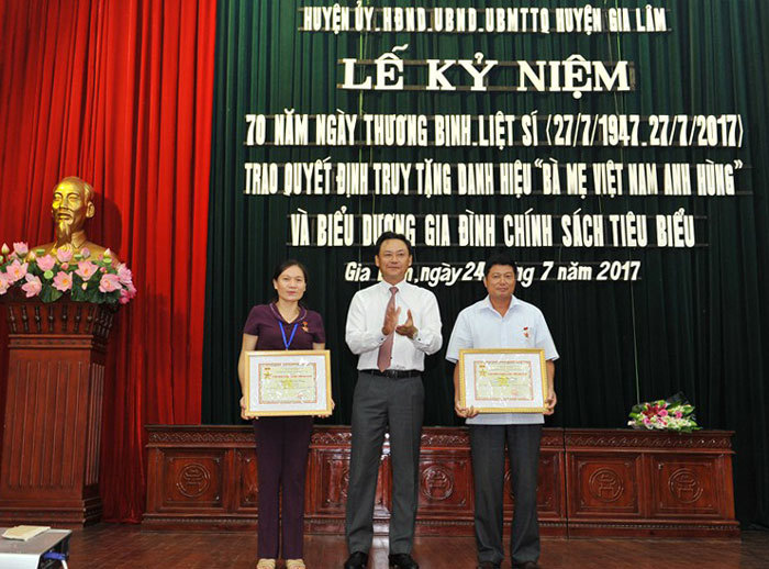 Huyện Gia Lâm: Trao tặng danh hiệu “Mẹ Việt Nam Anh hùng”, biểu dương gia đình chính sách tiêu biểu - Ảnh 4