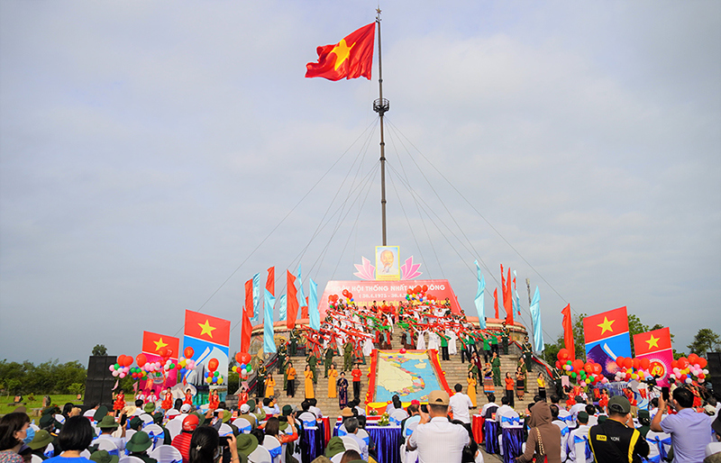 Lễ thượng cờ thống nhất non sông ở Quảng Trị được tổ chức ngắn gọn, trang nghiêm - Ảnh 1