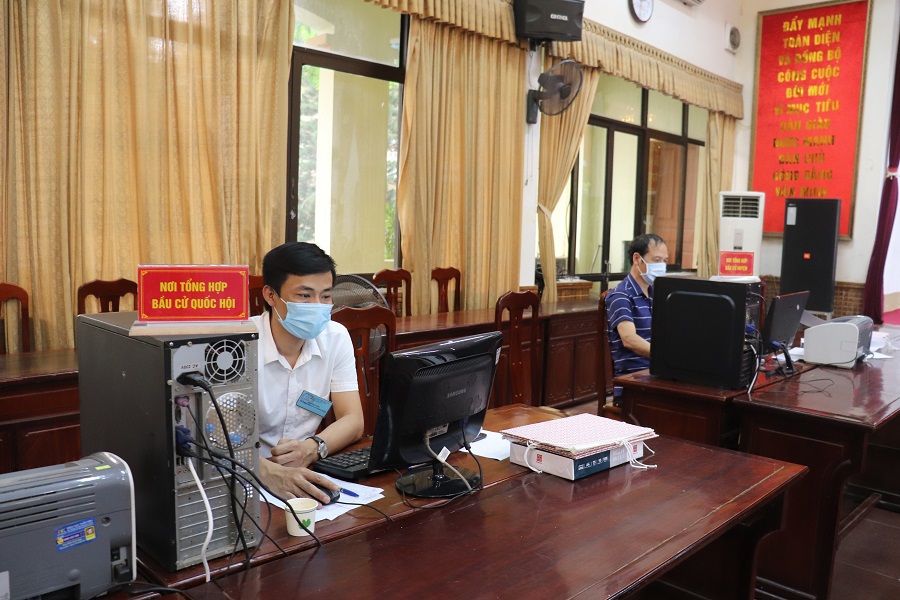 Chùm ảnh: Chủ tịch Ủy ban Bầu cử TP Nguyễn Ngọc Tuấn thăm hỏi, động viên cán bộ trực tiếp làm công tác bầu cử tại cơ sở - Ảnh 2