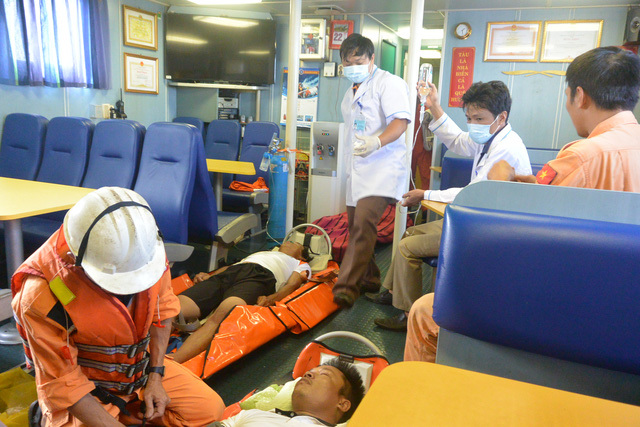 Cứu nạn kịp thời 3 thuyền viên ngạt khí gas hầm lạnh trên biển - Ảnh 1