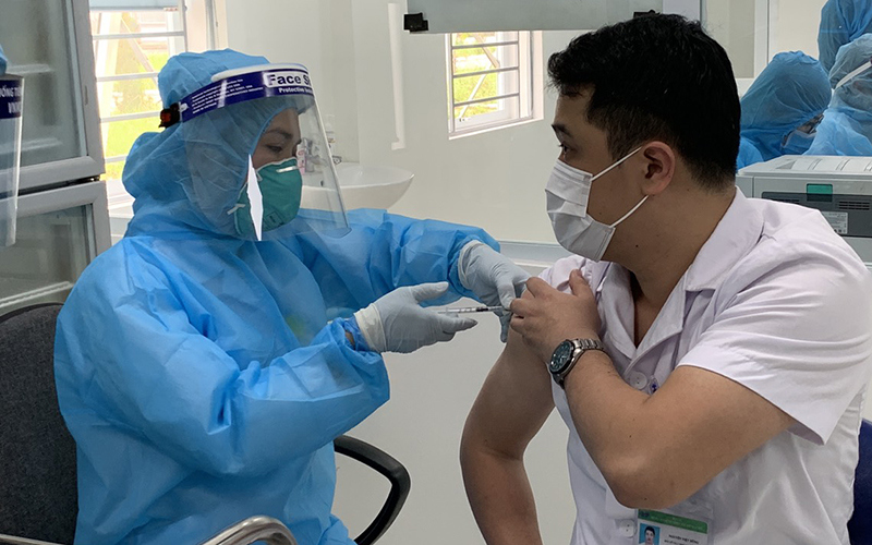 Bộ Y tế đề nghị Hà Nội cử 20 đội cấp cứu hỗ trợ Bắc Giang tiêm vaccine Covid-19 - Ảnh 1