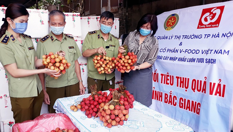 Quản lý thị trường Hà Nội hỗ trợ người dân vùng dịch tiêu thụ nông sản - Ảnh 2