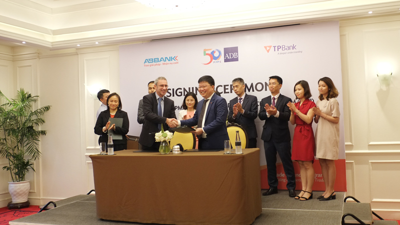 TPBank tăng sức mạnh tín dụng với hạn mức tài trợ thương mại 30 triệu USD từ ADB - Ảnh 1