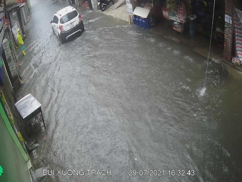 Hà Nội: Đường phố vắng tanh trong chiều mưa lớn, một số tuyến phố bị ngập - Ảnh 13