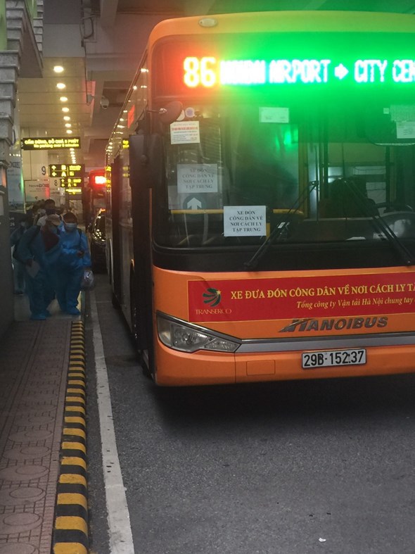 Xe buýt đưa hơn 300 người từ sân bay Nội Bài về khu cách ly tập trung - Ảnh 2