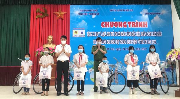 Hà Nội tặng 220 xe đạp, phần quà cho trẻ em có hoàn cảnh đặc biệt - Ảnh 2