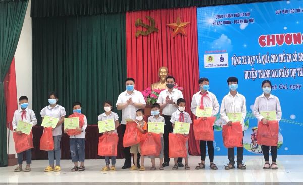 Hà Nội tặng 220 xe đạp, phần quà cho trẻ em có hoàn cảnh đặc biệt - Ảnh 5