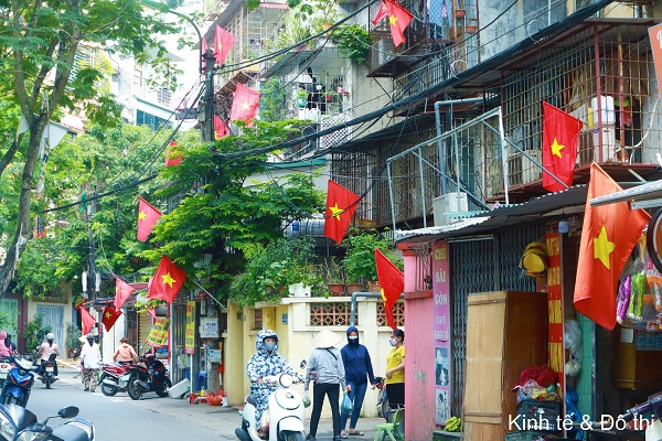 Hà Nội: Ngõ nhỏ, phố nhỏ rực rỡ cờ hoa, chào mừng bầu cử - Ảnh 12