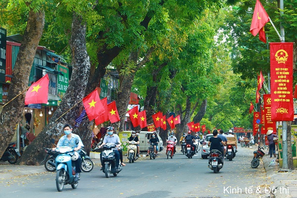 Hà Nội: Ngõ nhỏ, phố nhỏ rực rỡ cờ hoa, chào mừng bầu cử - Ảnh 14