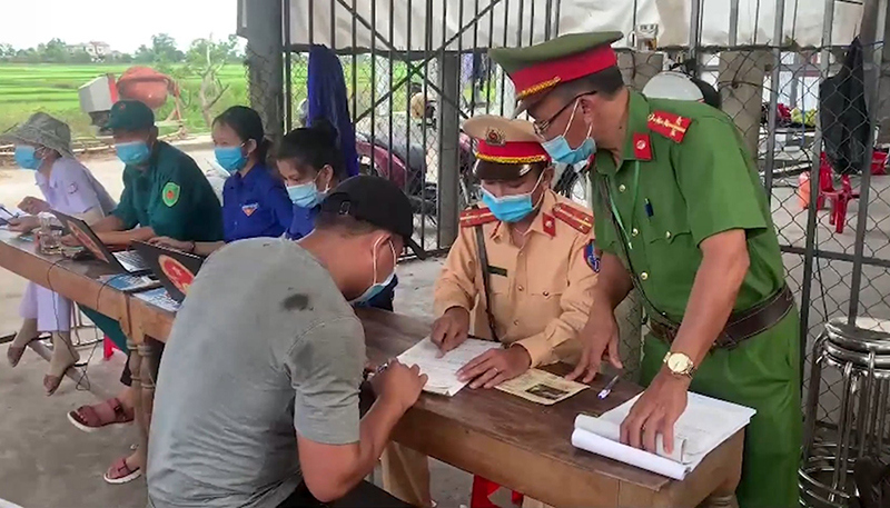 Thừa Thiên Huế: Phát hiện 8 người trong thùng xe tải trốn khai báo y tế - Ảnh 1