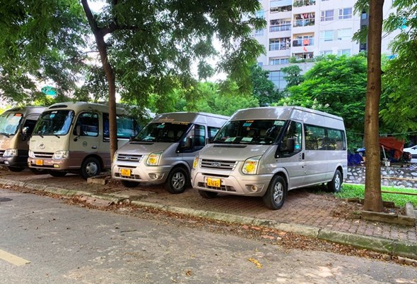 Nhức nhối tình trạng xe ô tô "bủa vây" trường Tiểu học Trung Yên - Ảnh 2