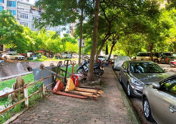 Nhức nhối tình trạng xe ô tô "bủa vây" trường Tiểu học Trung Yên - Ảnh 3
