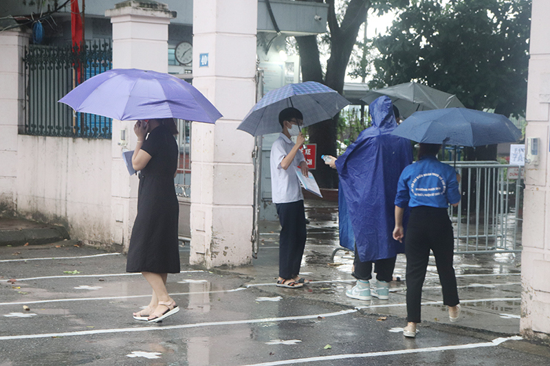 Sáng nay, 2.822 thí sinh quận Bắc Từ Liêm “đội mưa” thi vào lớp 10 - Ảnh 9