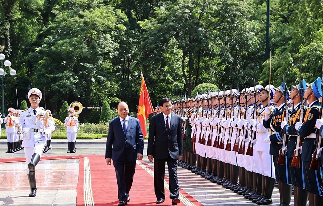 Chủ tịch nước Nguyễn Xuân Phúc chủ trì đón Tổng Bí thư, Chủ tịch Lào - Ảnh 1