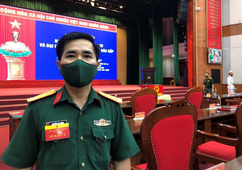 Tư lệnh Bộ Tư lệnh Thủ đô Hà Nội Nguyễn Quốc Duyệt bỏ phiếu tại Khu vực bỏ phiếu số 19, phường Mễ Trì, Nam Từ Liêm - Ảnh 6