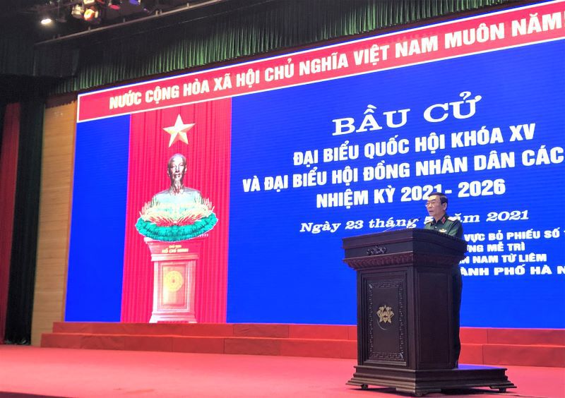 Tư lệnh Bộ Tư lệnh Thủ đô Hà Nội Nguyễn Quốc Duyệt bỏ phiếu tại Khu vực bỏ phiếu số 19, phường Mễ Trì, Nam Từ Liêm - Ảnh 2