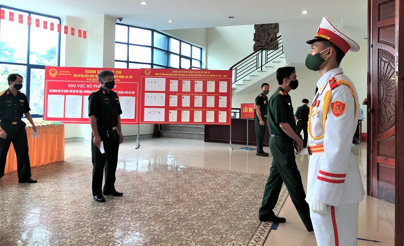 Tư lệnh Bộ Tư lệnh Thủ đô Hà Nội Nguyễn Quốc Duyệt bỏ phiếu tại Khu vực bỏ phiếu số 19, phường Mễ Trì, Nam Từ Liêm - Ảnh 3