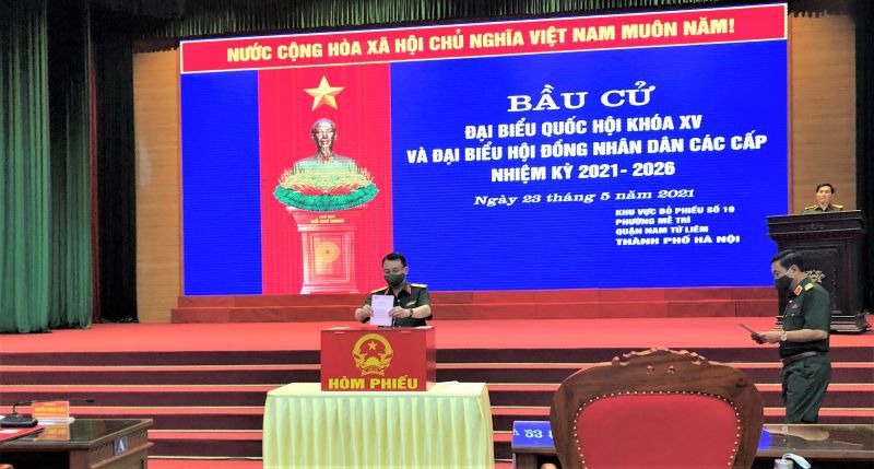 Tư lệnh Bộ Tư lệnh Thủ đô Hà Nội Nguyễn Quốc Duyệt bỏ phiếu tại Khu vực bỏ phiếu số 19, phường Mễ Trì, Nam Từ Liêm - Ảnh 4