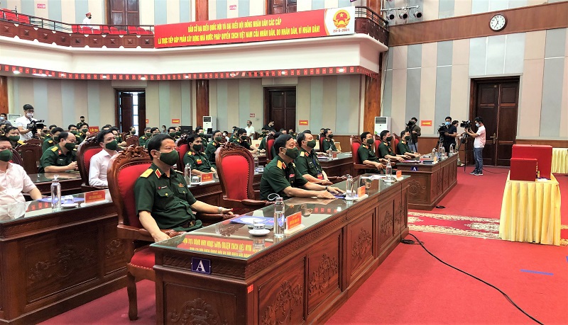 Tư lệnh Bộ Tư lệnh Thủ đô Hà Nội Nguyễn Quốc Duyệt bỏ phiếu tại Khu vực bỏ phiếu số 19, phường Mễ Trì, Nam Từ Liêm - Ảnh 1