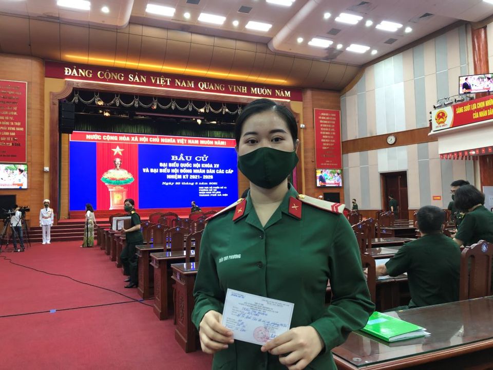 Tư lệnh Bộ Tư lệnh Thủ đô Hà Nội Nguyễn Quốc Duyệt bỏ phiếu tại Khu vực bỏ phiếu số 19, phường Mễ Trì, Nam Từ Liêm - Ảnh 5