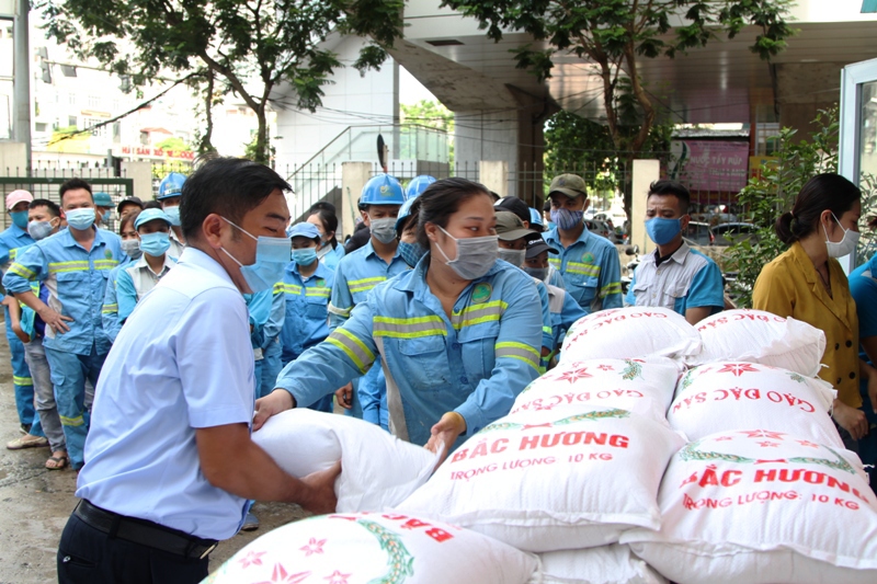 320 suất quà hỗ trợ công nhân môi trường chịu ảnh hưởng của dịch Covid-19 - Ảnh 2