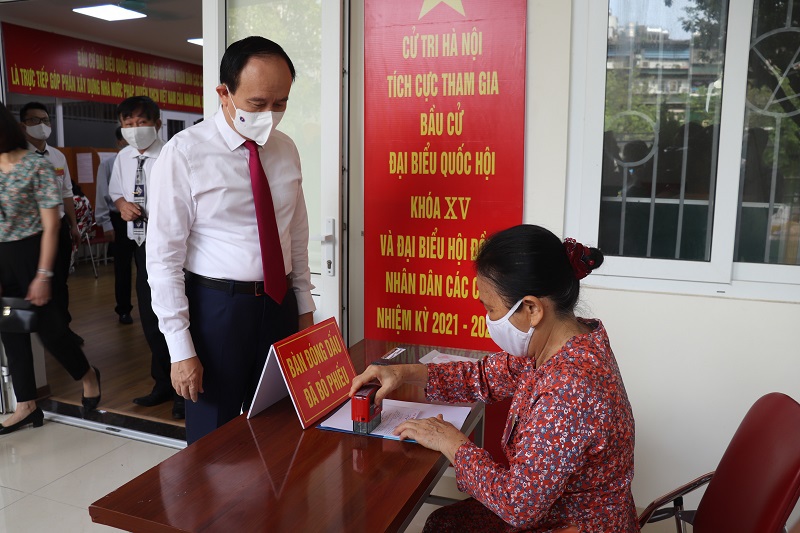 Hình ảnh Chủ tịch HĐND TP Hà Nội Nguyễn Ngọc Tuấn và cử tri thực hiện quyền, trách nhiệm của công dân trong ngày bầu cử - Ảnh 11