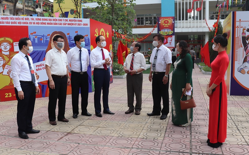 Hình ảnh Chủ tịch HĐND TP Hà Nội Nguyễn Ngọc Tuấn và cử tri thực hiện quyền, trách nhiệm của công dân trong ngày bầu cử - Ảnh 12