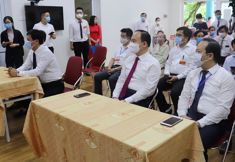 Hình ảnh Chủ tịch HĐND TP Hà Nội Nguyễn Ngọc Tuấn và cử tri thực hiện quyền, trách nhiệm của công dân trong ngày bầu cử - Ảnh 3