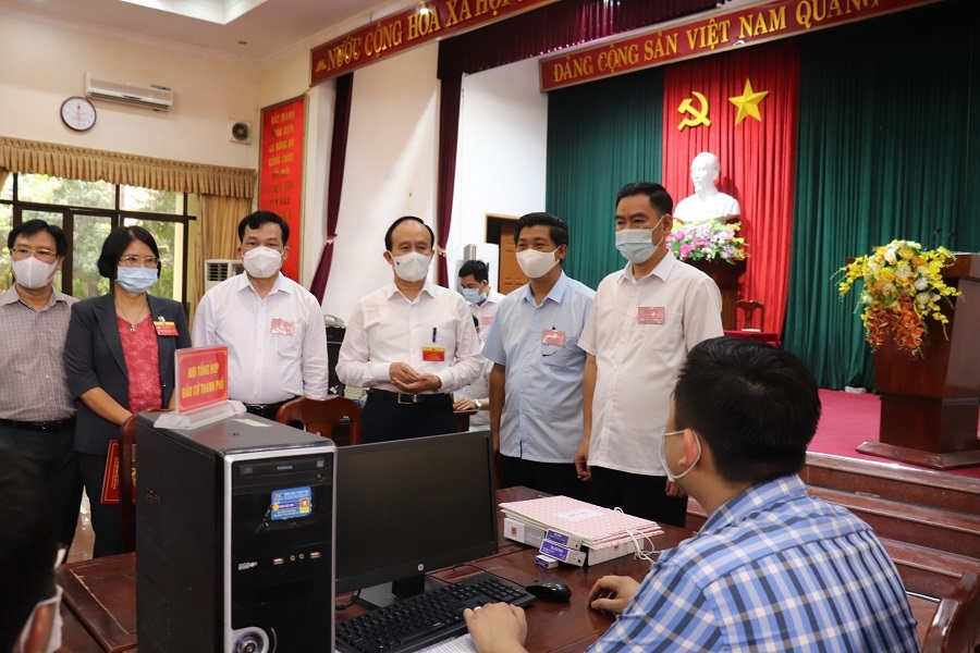 Chùm ảnh: Chủ tịch Ủy ban Bầu cử TP Nguyễn Ngọc Tuấn thăm hỏi, động viên cán bộ trực tiếp làm công tác bầu cử tại cơ sở - Ảnh 1