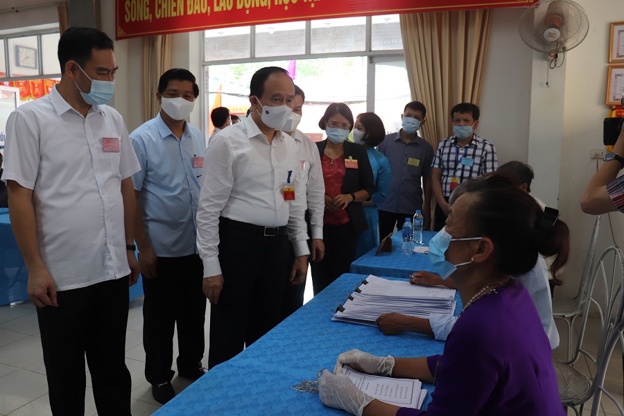 Chùm ảnh: Chủ tịch Ủy ban Bầu cử TP Nguyễn Ngọc Tuấn thăm hỏi, động viên cán bộ trực tiếp làm công tác bầu cử tại cơ sở - Ảnh 3