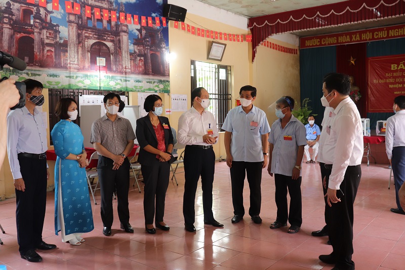 Chùm ảnh: Chủ tịch Ủy ban Bầu cử TP Nguyễn Ngọc Tuấn thăm hỏi, động viên cán bộ trực tiếp làm công tác bầu cử tại cơ sở - Ảnh 6