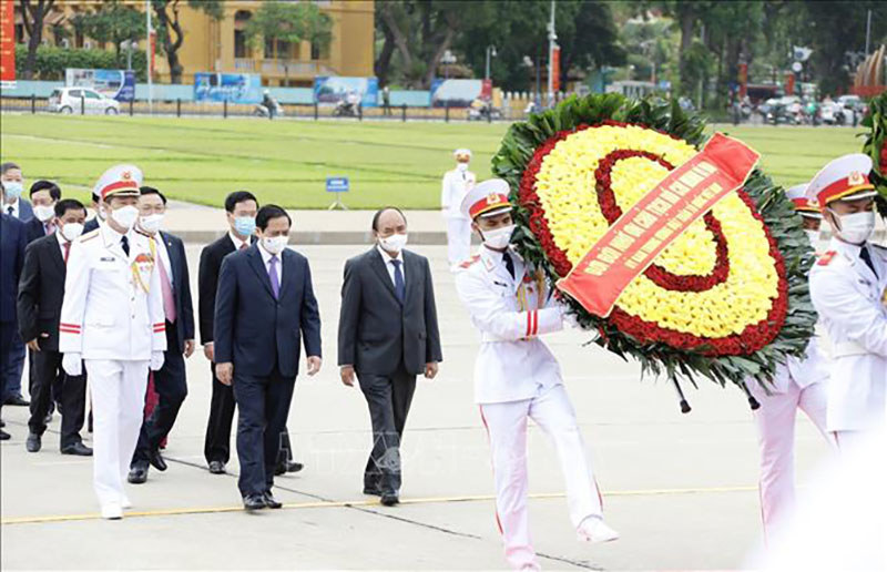 Lãnh đạo Đảng, Nhà nước, thành phố Hà Nội vào Lăng viếng Chủ tịch Hồ Chí Minh - Ảnh 1