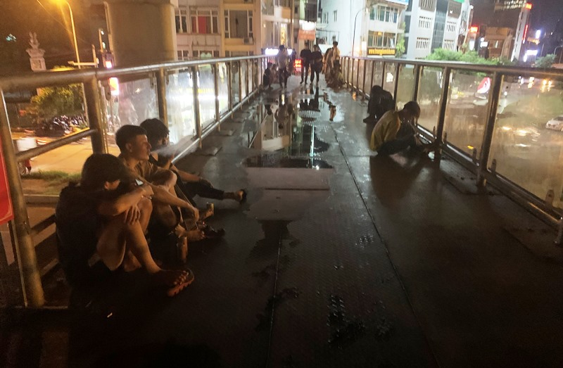 Hà Nội: Tụ tập đông người, hơn 50 thanh thiếu niên bị đưa về Công an phường trong đêm - Ảnh 1