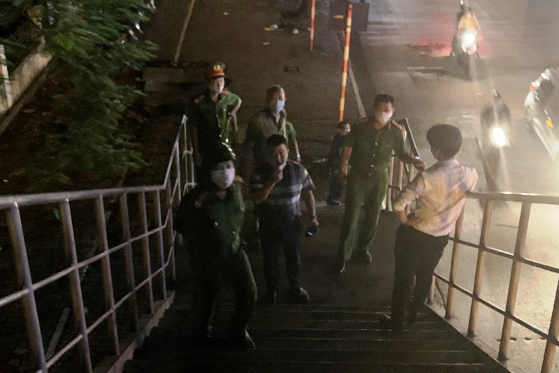 Hà Nội: Tụ tập đông người, hơn 50 thanh thiếu niên bị đưa về Công an phường trong đêm - Ảnh 2