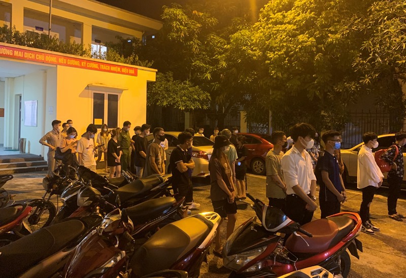 Hà Nội: Tụ tập đông người, hơn 50 thanh thiếu niên bị đưa về Công an phường trong đêm - Ảnh 5