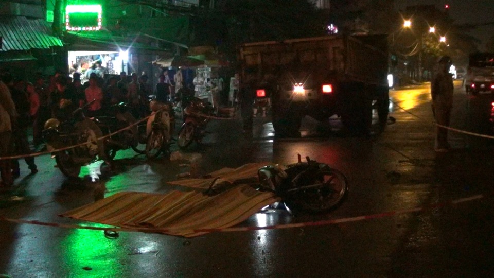 Xe tải tông xe máy giữa giao lộ, 3 người tử vong - Ảnh 1