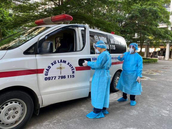 Xúc động 2 tài xế xứ Nghệ lái xe cứu thương về hỗ trợ chống dịch ở Bắc Giang - Ảnh 2