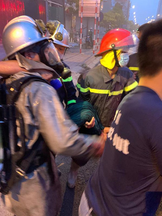 Cháy nhà ở đường Nguyễn Xiển, 3 người mắc kẹt được cảnh sát cứu thoát - Ảnh 1
