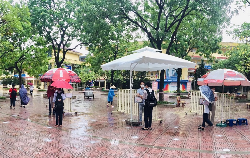 Quận Thanh Xuân: 17 thí sinh vắng mặt, hỗ trợ đồ cho thí sinh bị ướt - Ảnh 3