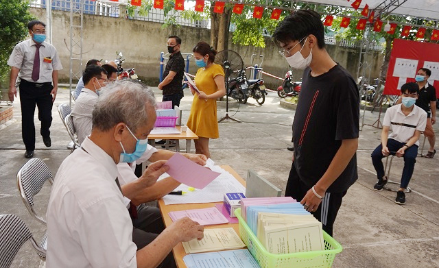 Hơn 100 tập thể, cá nhân quận Long Biên được khen thưởng về công tác bầu cử - Ảnh 2