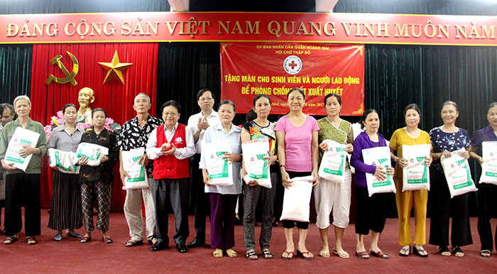 Quận Hoàng Mai: Tặng 400 màn ngủ để phòng chống sốt xuất huyết cho sinh viên, người lao động - Ảnh 2